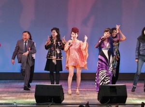 駐日代表夫人林則媛（左２）和亞東親善協會會長大江康弘（左１），上台和歌手們一起共舞