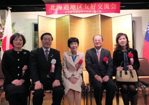 北海道知事高橋晴美（右３）出席交流會，和駐日代表沈斯淳伉儷（右１、２）及駐札幌辦事處處長陳桎宏伉儷（左１、２）在會中互動