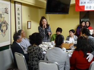 日本東京ACC新任理事長 謝美香向到場志工、僑領問好