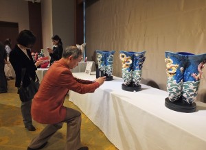 日本民眾細心地在《尊榮》祥龍瓷瓶前拍照