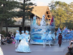 東京迪士尼樂園推出「安娜與艾莎的冰雪夢幻」活動，至３月２０日止，每天在園區內會有２次的遊行活動