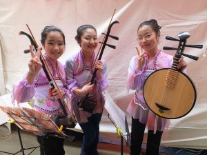 台湾の楽器演奏をした大阪中華学校の６年生(日本人)