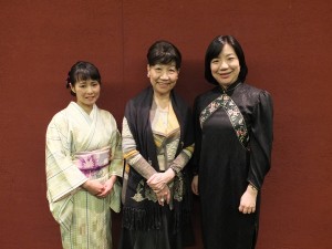 左から朗読家の原きよさん、日本芸術歌曲研究会の辛永秀代表、辛代表の娘の鍋島亜朱華さん