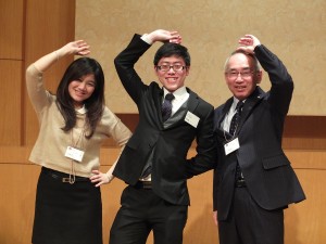 大江電機・大江光正代表取締役(右)と、同社で働くITI卒業生の沈思妤さん(左)と同社で研修した張時機さん(中央)