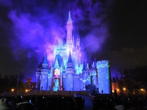 東京迪士尼樂園以冰雪奇緣為靈感，特別推出「童話之夜」特別版的光雕聲光秀