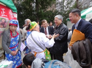 委員長陳士魁走訪各攤位問候僑胞