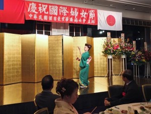 台北文化中心主任朱文清夫人張懿文上場表演日本傳統舞蹈