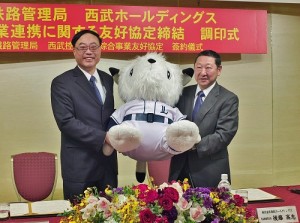 西武控股社長後藤高志（右）代表贈送埼玉西武獅隊的吉祥物給台鐵局長周永暉