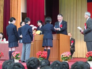 僑務組組長王東生頒獎給優秀畢業生