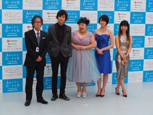 台日混血搞笑藝人渡邊直美（右３）和山本裕典（左２）為自己演出的作品，出席電影節活動