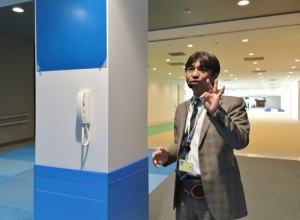 成田機場負責第３航廈準備室室長川瀨仁夫說明在航廈內架設服務電話機，可對應中、日、英、韓４國語言