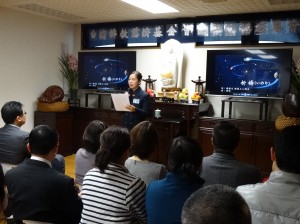 慈濟日本分會執行長許麗香說明舉辦祈福感恩會的用意