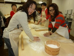 橫濱自由華僑婦女協會成員到hoto教室體驗製麵文化