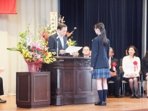 橫濱中華學院校長馮彥國頒發畢業證書