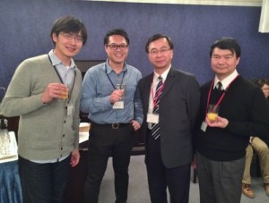 台灣留學生與駐日代表處教育組副組長林世英（右２）和秘書王鴻鳴（右１）合影