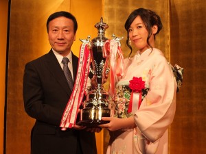 NTTドコモの加藤薫代表取締役(左)はドコモ杯を贈呈