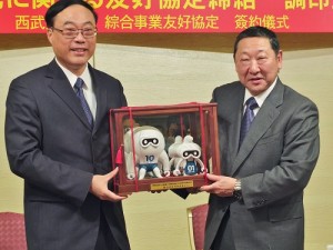 台鐵局長周永暉（左）贈送台鐵吉祥物Ｍｒ﹒ｔｅｎ和Ｍｉｓｓ　ｏｎｅ的外星公仔給西武控股