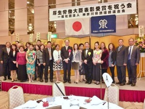 駐橫濱辦事處處長粘信士伉儷與獲獎人許耀庚和僑會團代表合影