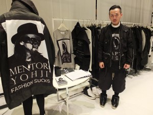 Just In Case 2007年にスタートした独自の世界観を持つブランド。デザイナーのジャスティン・チョウさん(=写真)によると今季のテーマは「ファストファッションに対する戦い」。戦いの名の通り、デザインには軍隊の使用するタグやリュックなどが素材として使用されている。