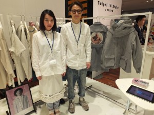 (A)crypsis MISCHIEFのデザイナーだった張義宏さんが新たに立ち上げたブランド。今季はアジアを意識したデザインのコートやニットなどを発表。コートは何通りもの着方が出来るように工夫した自信作。(=写真) 