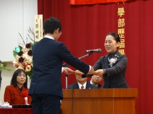校長陳雪霞頒發畢業證書