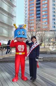 一日消防署長山本雪乃（右）和東京消防廳吉祥物Ｋｙｕｕｔａ一起參加六本木Ｈｉｌｌｓ的震災演習
