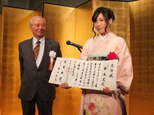 日本棋院の和田紀夫理事長（左）から允許状を受け取った謝依旻女流名人(右)