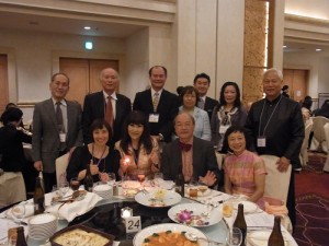 駐處處長粘信士伉儷與台灣合唱團人員合影