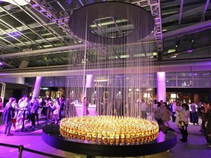 日本威士忌品牌設計如水滴般的裝置藝術，讓民眾一邊品嘗酒品一邊欣賞藝術