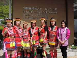 山梨台灣總會會長余麗玉（右１）率領舞踊團成員到安養院進行慰問義演