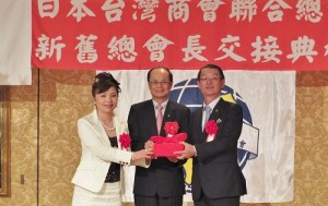 在駐日代表沈斯淳（中）的監交下，由第２屆總會長謝美香（左）將印信交給新任總會長王明裕