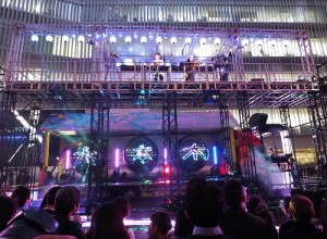 今年六本木藝術夜的主要表演之一，就是媒體藝術總監齋藤精一設計的彩繪卡車搭配巨型迪斯可球燈和Ｌｉｖｅ演出