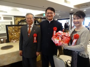 客委會主委劉慶中贈駐大阪辦事處處長蔡明耀伉儷紀念品