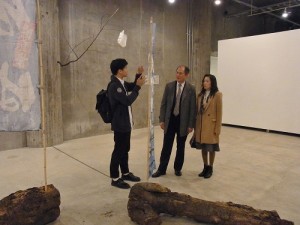 藝術家許喬彥（左）駐橫濱辦事處處長粘信士伉儷說明作品概念