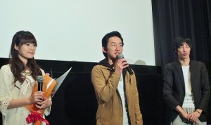 左起為首度擔綱主角的吳心緹、日本男星柳谷一成和導演逢坂芳郎