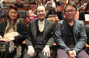 台北文化センターの朱文清センター長(中央)夫妻と楊監督(右)