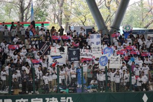 郭投手のスポーツタオルや台湾の旗、「加油俊麟」プレートを掲げて応援するファンの姿も
