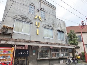 從秩父神社通往西武秩父站的番場通大街內有許多登錄為有形文化財的建物