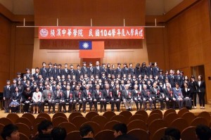 與會賓客與85位新生合影留念