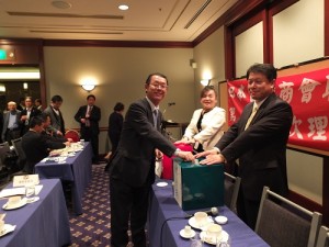 參與總會長選舉的日本關西台商協會會長王明裕投下神聖的一票