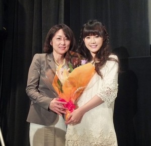 十勝地區出身的日本眾議院議員中川郁子（左）特別出席微電影試映會，並獻花給吳心緹