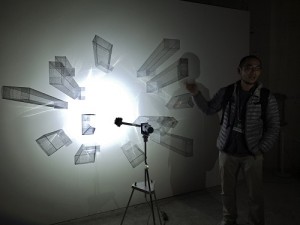 吳季璁解釋《水晶城市II》是利用簡單塑膠盒和光影，詮釋這個時代特有的空間狀態和空間經驗