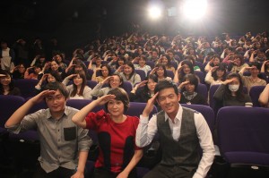 「オーロラの愛」の舞台挨拶に主演の宥勝さん（右）、監督の李思源さん（左）、プロデューサーの王月さん（中央）が登壇