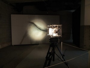 台灣媒體藝術家吳季璁的《鐵絲網I》，利用鏡頭將平凡的鐵絲網投射出宛如山水畫一般的影像，再隨著鏡頭焦距的變換，呈現出山水情境推移的樣子