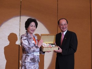 山形縣知事吉村美榮子（左）和駐日代表沈斯淳互換紀念品