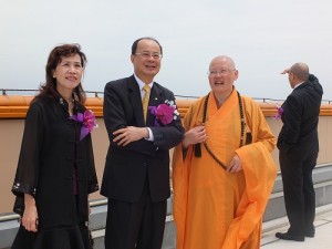 滿潤法師(左3)向駐日代表沈斯淳伉儷(左1、2說明法水寺建設的進度)