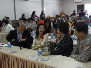 1駐橫濱辦事處處長粘信士伉儷(左1、2)向國策顧問施郭鳳珠伉儷(右1、2)致意