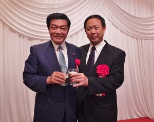 駐日副代表徐瑞湖與眾議員伊東良孝(左)在會上進行交流