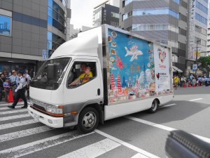 壓軸的台灣觀光協會廣告車 歡迎民眾來台灣
