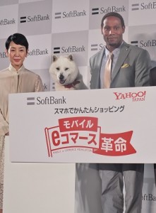 軟體銀行廣告中最紅的「白戶家」成員狗爸爸、媽媽樋口可南子(左)和飾演兒子的Dante Carver為軟體銀行的記者發佈會站台